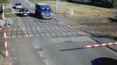 VIDEO: Nepochopitelný manévr na přejezdu. Strojvedoucí střetu s dodávkou nemohl zabránit