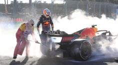 Leclerc si dojel pro další vítězství, Verstappenův vůz skončil v ohni