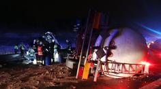 Dálnici D8 zablokoval před Prahou převrácený tahač s cisternou