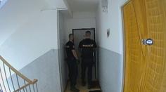 Dvojice neplatičů v Chomutově má týrat babičku. Berou dávky a jezdí na dovolené