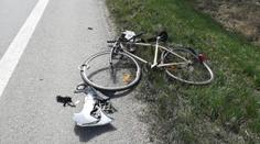 Cyklista (90) přejížděl rušnou silnici na Táborsku, srazilo ho auto