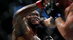 Usman zlomil Covingtonovi čelist, Volkanovski udolal Hollowaye