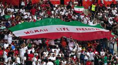 Íránští fotbalisté nezpívali hymnu. Podpořili protesty proti režimu