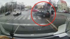 Žena unikla nehodě o vlásek, odhozené auto zastavil sloup! VIDEO