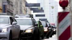 Nehoda dvou aut zablokovala Průmyslovou ulici v Praze, tvořily se kolony