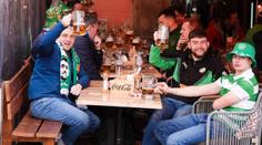 Irská párty v Praze: Fanoušci přerušili svatbu, v barech tráví hodiny