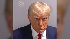 Trump se vydal úřadům v Georgii. Ve věznici pobyl dvacet minut
