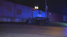 Auto vjelo ve Zlíně přímo pod nákladní vlak. Řidič skončil s těžkým zraněním