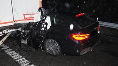 Řidič BMW dostal smyk a skončil pod kamionem. Neměl šanci přežít