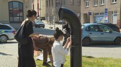 V Humpolci vyrostl automat na básničky! Stačí jen zatočit klikou