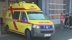 Sanitka nedala přednost, odmrštěné auto na chodníku srazilo děti. Šest zraněných