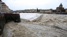 Sever Itálie děsí záplavy, v ohrožení jsou historické klenoty Florencie i Pisa