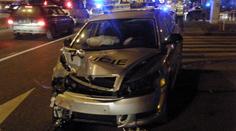Policejní auto smetlo v Praze felicii. Z obou aut zbyl šrot. FOTO