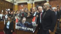 Srbští poslanci se porvali do krve. Vláda čelí nařčení, že může za smrt 15 lidí na nádraží