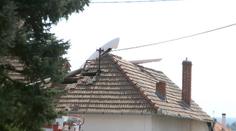 Rodina právě obědvala, když jim na střechu spadlo letadlo