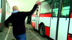 Autobusy terčem vandalů: Do jednoho hodili kámen, na další se vrhli fotbaloví fanoušci