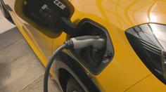 Česko má až třikrát více dobíjecích stanic, než potřebuje. Elektroaut se prodává málo