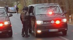 Matku s dcerkou vyhodil z auta ozbrojenec, dívka se bojí být sama