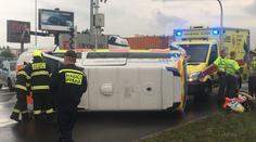 Vážná nehoda na dálnici! Srazila se sanitka s autem, 6 zraněných