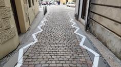 Historická ulička, nebo dopravní hřiště? Pražany pobouřily čáry na silnici