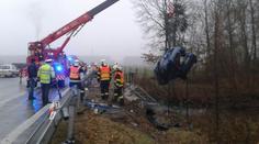 Smrt u Hrobic: Řidič narazil do traktoru a spadl z mostku do řeky!