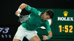 Jak dlouho ještě budeme hrát v dešti? Djokovič zuřil na kurtu