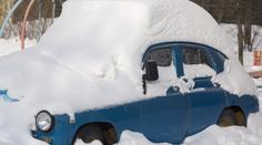 Neuvěřitelné! Jeho auto pohřbil sníh, přežil v něm 2 měsíce