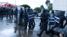 Drsné protesty zuří už v 6 evropských státech. Italská vláda posílá do Milána vojáky