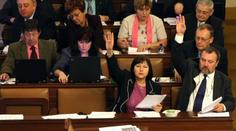 Poslanci mají "padla", pracovali dvě hodiny. Pokračování ráno