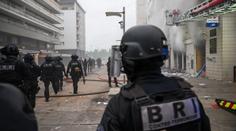 Protesty ve Francii se zklidnily. Macron vyzval ministry, aby obnovili pořádek