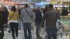 Poslední šance sehnat dárky. Češi berou obchody útokem