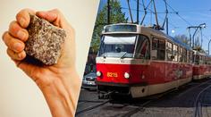 Muž útočil dlažební kostkou na tramvaj. Lidé uvnitř se kryli na zemi
