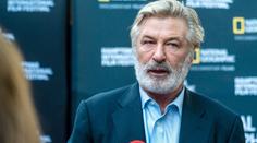 Alec Baldwin žaluje kolegy. Kvůli smrti kameramanky nemůže sehnat práci