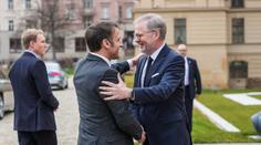 Francie svolává na středu další mimořádný summit. Tentokrát zve i Česko