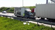 Tragédie na dálnici. Srážku s kamionem nepřežil řidič dodávky