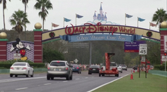 Disney se hádá s guvernérem Floridy. Firma přerušila budování komplexu
