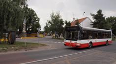 Autobus bez řidiče se řítil ulicemi, skončil v obchodu!