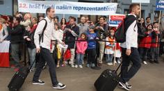 Reprezentanti vyrazili vlakem na Euro. Nahlédněte jim do kupé