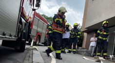 Z bytu šlehaly plameny a valil se dým. Policisté popsali dramatickou evakuaci