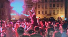 Fanoušci West Hamu slavili v centru Prahy celou noc, napadli i policisty