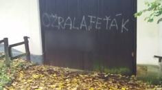 Havlovu chalupu na Hrádečku poničil vandal! Vrata posprejoval nadávkami