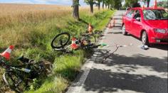 Řidička najela do skupiny cyklistů. Tři děti jsou zraněné, přiletěl vrtulník