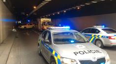 Motorkář bez "papírů" ujížděl policii,v tunelu trefil zátaras