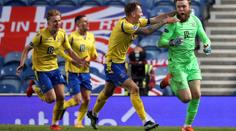 Brankář hrdinou utkání: Zařídil gól, vychytal penalty a vyřadil Rangers