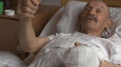 Dědu kousla zmije, tak ji sebral do tašky a vydal se s ní k doktorce
