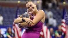 Od rozmlácené rakety k mazlení s trofejí. Došla mi slova, řekla vítězka US Open
