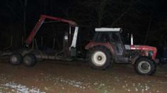 Muži odcizili traktor i se zapřaženým vlekem, policie stroj vypátrala