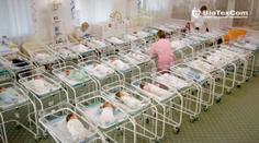Náhradní matky porodily děti, kvůli Covid-19 si je nemá kdo vyzvednout