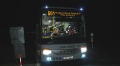 Děti z obce při cestě na autobus riskují každý den. Kraj ale nechce změnit trasu