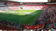 Slavia rozběhala Eden. Do útrob stadionu vyrazil s fanoušky i kapitán Holeš